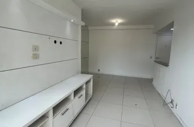 Vendo no condominio mais residencial clube- 2 quartos com suite e armários.