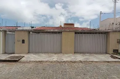 Casa com 4 quartos para alugar no Lagoa Nova, Natal 