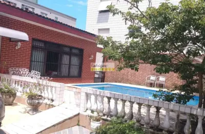 Casa isolada com piscina, três dormit, duas salas, 4 vagas