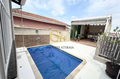 Casa com piscina em  Atibaia, localizada no Bairro Alvinópolis.