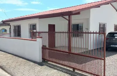 Excelente terreno com 2 casas independentes, com piscina e vaga para 2 carros: barra do aririú em palhoça/sc!