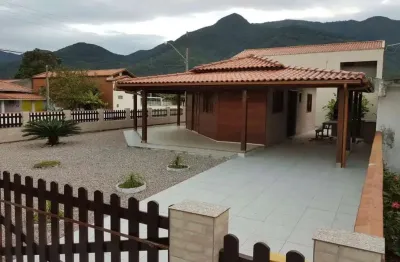 Casa com amplo quintal - 200 metros do mar (praia de fora em palhoça)