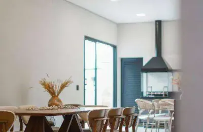 Casa térrea com 2 ambientes, cozinha, despensa, área de luz, lavabo, escritório, espaço gourmet, 3 suítes sendo uma com closet e quintal com piscina.