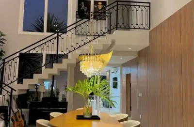 Luxuoso Sobrado no Condomínio Belvedere I em Cuiabá-MT: 5 Suítes, Área de Lazer com Piscina e SPA, Porcelanato Portobello - Imperdível!