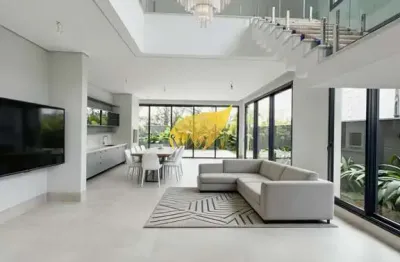 Sobrado de Luxo no Condomínio Florais dos Lagos - 440m² em Cuiabá-MT, Arquitetura Exclusiva, Móveis Planejados.