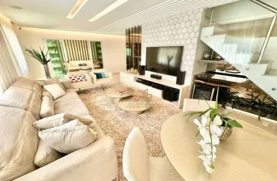 Casa duplex vendida como porteira fechada em condomínio de luxo.