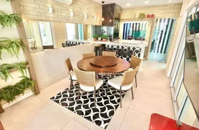 Casa duplex vendida como porteira fechada em condomínio de luxo.