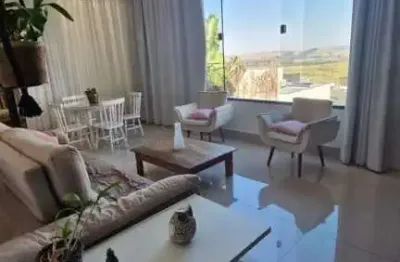 Casa de alto padrão com 5 suítes e lazer completo em condomínio fechado