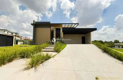 Casa térrea com 3 suítes, escritório, área gourmet completa junto a uma piscina com prainha e redário