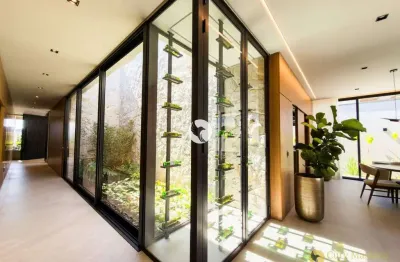 TOTALMENTE MOBILIADA Casa Térrea Moderna à Venda no Condomínio Xapada Parque Ytu – 5 Suítes, 408m², Terreno de 837m²