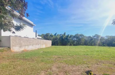 Majestoso terreno a venda no condomínio una, com fundo para área de preservação e localizado em uma das principais alamedas privativas.