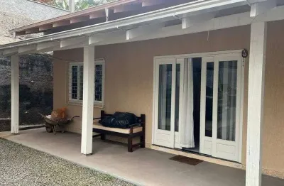Casa com 3 quartos à venda na rua fraiburgo, 831, iririú, joinville por r$ 495.000