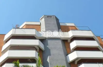 Cobertura charmosa nos mínimos detalhes, bem iluminada e com área externa receptiva no real parqu