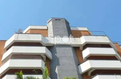 Cobertura charmosa nos mínimos detalhes, bem iluminada e com área externa receptiva no real parqu