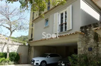 Linda casa em condomínio - rua tranquila e arborizada.