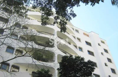 Apartamento com ótima planta e varanda em rua silenciosa do real parque!