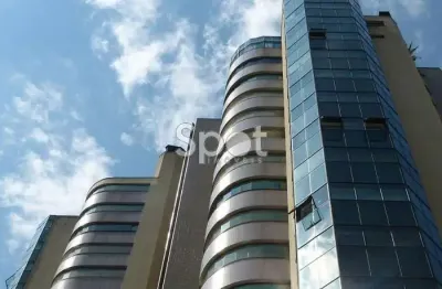 A elegância está presente em cada ambiente desta cobertura no real parque.