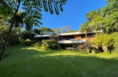 Exclusiva casa de alto padrão em rua fechada com portões, privativa, monitorada e segura 24 horas.