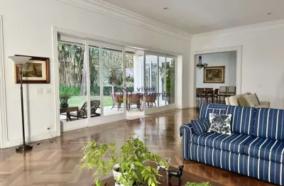 Casa de alto padrão: conforto e exclusividade em frente a praça vinicius de moraes. 754m², 4 suites.