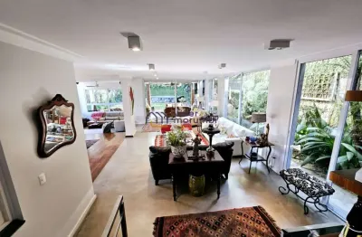 Linda casa em condomínio fechado de altíssimo padrão