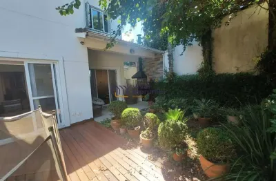 Casa de condomínio com piscina e churrasqueira para locação.
