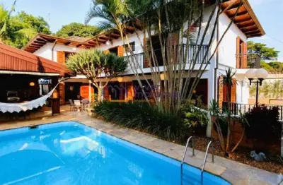 Linda casa de alto padrão, acabamento diferenciado.