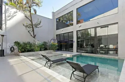 Casa Residencial de Alto Padrão no Panamby - 4 Dormitórios (3 Suítes)