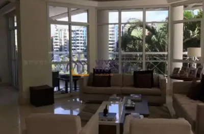 Luxuosa casa de  alto padrão em condomínio cercada de muito verde  de fácil acesso pela marginal