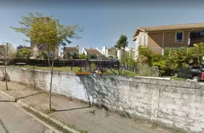 Trata-se de amplo terreno de esquina, com área real de 682 m2, totalmente plano, murado e com calçad