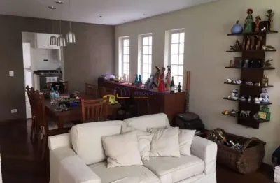 Ótima casa, com uma ampla planta, bem localizada, com churrasqueira e jardim