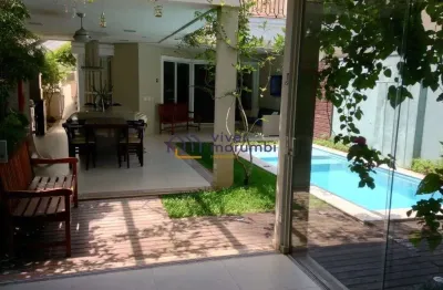 Casa em condomínio muito bem localizada no bairro da cidade jardim, com saída para o bairro e pela m