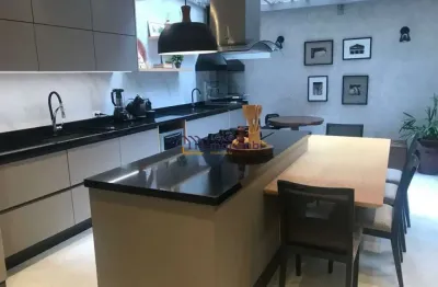 Linda casa de condomínio em rua fechada em localização privilegiada