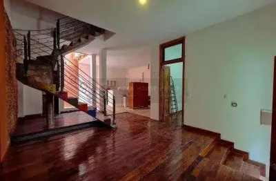 Open house vende charmosa casa em vila centenária no ingá