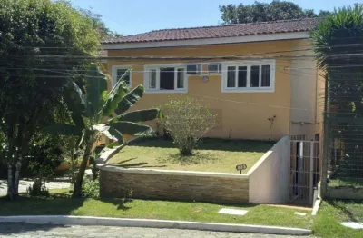 Casa duplex com 4 quartos sendo 1 suíte em condomínio fechado