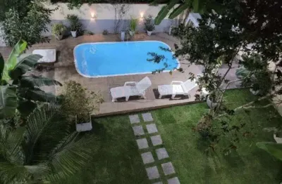 Casa com 6 quartos sendo 4 suítes com piscina no engenho do mato.