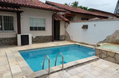 A Open vende casa com piscina em Itaipu  reformada, em ótima rua - financia , pronta pra morar