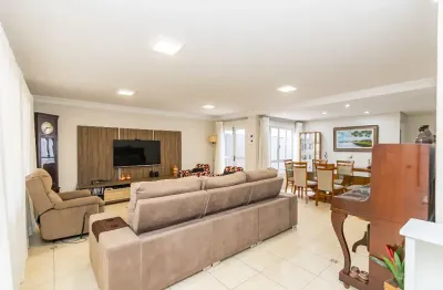 Confortável casa térrea em condomínio com quintal e edícula