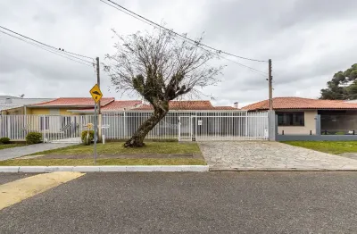 Confortável casa térrea em condomínio com quintal e edícula