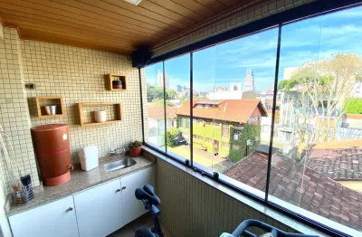 Amplo apartamento  ensolarado com churrasqueira no coração de curitiba