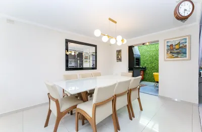 2 vaga de garagem coberta; - sala ampla para 2 ambientes com painel para tv; - lavabo; - cozinha com armários; - área de serviço com armário; - espaço coberto com churrasqueira; - escada em granito; -