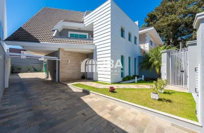 Casa de frente para rua de alto padrão com 4 quartos, amplo quintal em nobre localização no xaxim