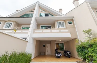 Residencial Zella XXXIII  Este é o imóvel que sua família merece. Em excelente localização, fácil acesso ao Centro, à BR 277, bairro com ótima infraestrutura, sobrado tríplex, simplesmente encantador.