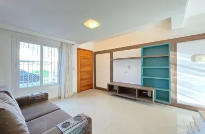 Casa com 2 quartos à venda na rua irmão jaime biazus, 231, guarujá, porto alegre, 76 m2 por r$ 325.000