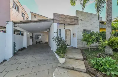 Casa com 4 quartos à venda na Rua das Caravelas, 783, Vila Ipiranga, Porto Alegre, 250 m2 por R$ 899.999