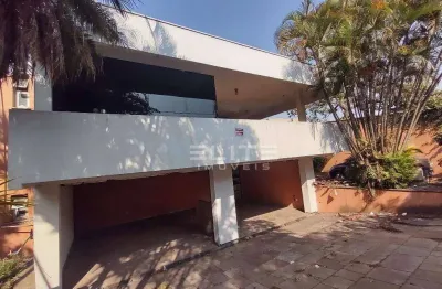 Sobrado com 705 m² de área construída o terreno possui 22,32 m de frente e uma área total de 1021 m², localização privilegiada.