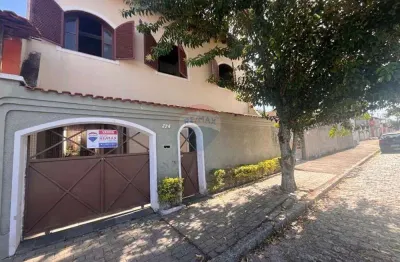 Sobrado à venda com 4 dormitórios, 500m² de terreno e 200m² de área construída no parque santana em mogi das cruzes