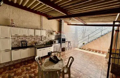 Casa a venda com 2 dormitórios, churrasqueira e 2 vagas de garagem