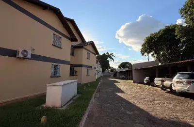 Excelente apartamento térreo rico em armários e com espaço livre - condomínio com muita paz