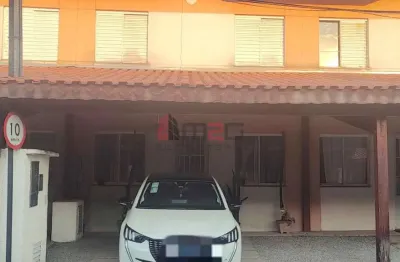 Casa assobradada à venda em condomínio fechado no bairro do jaraguá.