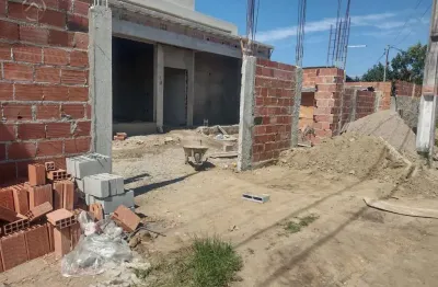 Casa com 2 quartos à venda na rua oitenta e cinco, jardim atlântico leste (itaipuaçu), maricá por r$ 705.000